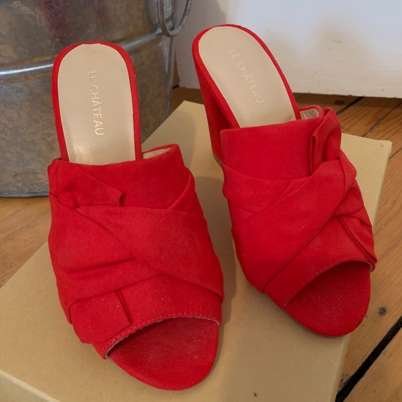 Le Chateau Red Shoes - Picture 2 of 4